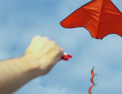 Asyik Sepedaan, Leher Bocah 8 Tahun Terjerat Benang Layang-Layang