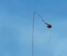 Bongkar Menara, Dua Pekerja Terjatuh dari Ketinggian 90 Meter