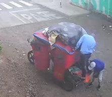 Dua Pria Tertangkap Kamera Buang Jasad Wanita yang Dibungkus Kasur