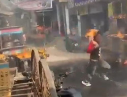 Viral! Seorang Pria Berlari dengan Tubuh Terbakar Akibat Trafo Meledak