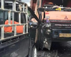 Adu Banteng Truk vs Pikap di Jalan Raya Kedamean Gresik, Bayi Usia 4 Tahun Meninggal