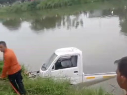 Suzuki Pikap Terjun ke Saluran Irigasi, Pengemudi Tewas
