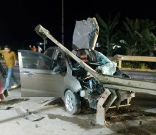 Ngebut, Mobil Tabrak Pembatas Jalan