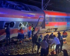 Dua Kereta Cepat Tabrakan, 21 Tewas 