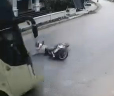 Ngebut,  Motor Tabrak Bus