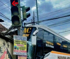 Bus Harapan Jaya Terobos Lampu Merah di Simpang Muning Kediri, Tabrak Mobil, Motor hingga Rumah