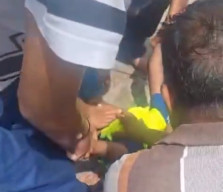 Tenggelam saat Berenang di Laut, Bocah Ini Berhasil Diselamatkan