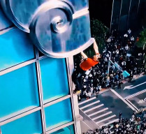 Alex Honnold Menaiki Gedung Setinggi 508 Meter tanpa Pengaman