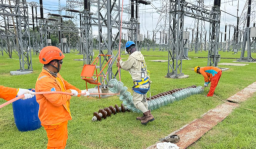 PLN UIT JBM Gerak Cepat Ganti Isolator Pecah di GITET 500 kV Kediri, Penyaluran ke Pelanggan Tak Alami Pemadaman