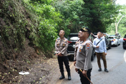 Kapolres Batu Tinjau Area Terdampak Longsor di Kawasan Payung 2