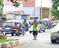 Warga Surabaya Diminta Tak Beri Uang ke Sukarelawan Pengatur Lalu Lintas (Pak Ogah)