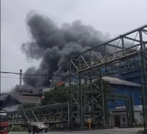 Pabrik Minyak Goreng di Manyar Gresik Dilalap Si Jago Merah