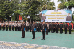 Kapolres Batu Anugerahkan Satyalencana Pengabdian pada Anggota yang Loyal
