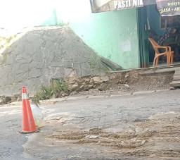 Jalan Raya Merak Rusak dan Berlubang, Warga Pasang Tanda Peringatan