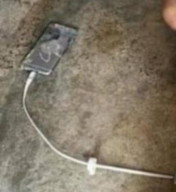 Tiduran sambil Main HP yang Dicas, Karyawan Peternakan Tewas Tersengat Listrik