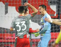 Kiper Timnas Indonesia KO Kena Ledakan Flare