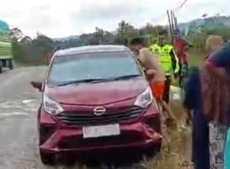 Tidur di Mobil Tertutup saat Antre BBM, Dua Pemuda Tak Sadarkan Diri