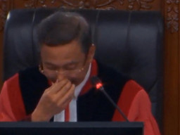 Ketua MK Menangis, Ada Apa?