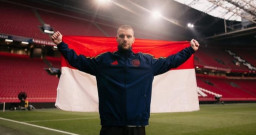 Resmi Direkrut Ajax Amsterdam, Maarten Paes Kibarkan Bendera Merah Putih