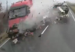 Mobil Berisi 10 Suporter Bola Adu Banteng dengan Truk, 7 Tewas