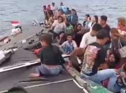 Mencekam di Perairan Gangga, Pelukan Erat Orang Tua di Atas Perahu yang Hampir Karam