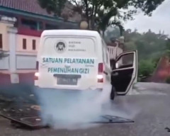 Tabrak Gerbang SD hingga Roboh, Sopir MBG Terekam Video Memukul Warga di Kebumen