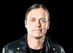 Vokalis Band  3 Doors Down Meninggal di Usia 47 Tahun karena Kanker Ginjal