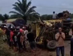 Hilang Kendali, Dump Truk Tabrak Tangki CPO, 1 Tewas