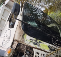 Menyalip, Pemotor Adu Banteng dengan Truk