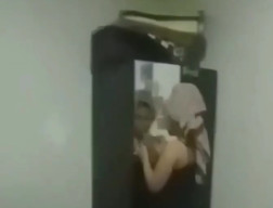 Istri Digerebek dengan Pria Lain, Santai Bersolek saat Dimaki-maki