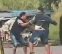 Viral! Dua Pria Saling Bacok di Tepi Jalan Haji Isbat, Sama-sama Terluka