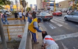 Hina Pedagang Asongan, Influencer Sujud Minta Maaf