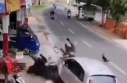 Kehilangan Kendali, Suzuki Aerio Tabrak 3 Motor dan 1 Mobil yang Sedang Parkir