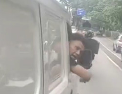 Sopir Grand Max Ugal-ugalan Bawa Senjata Tajam Serang Kendaraan Lain