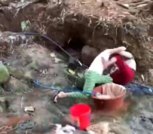 Dua Emak-Emak baku Hantam di Tempat Mencuci Pakaian di Pinggir Kali