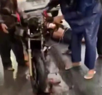 Kecelakaan Mobil Putih vs Motor Ninja,  Motor Hancur 