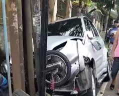 Diduga Sopir Ngantuk, Minibus Oleng Tabrak Motor