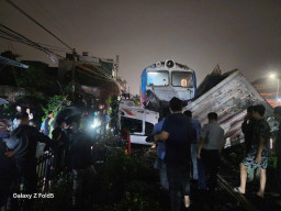 Kereta Api Hantam Truk Box Hingga Terseret Ratusan Meter 