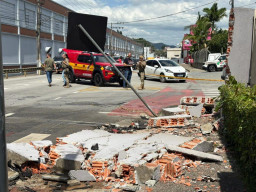 Mobil Tabrak Tembok lalu Terguling