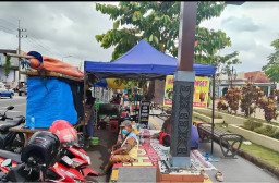 Trotoar Tertutup PKL, Akses Pejalan Kaki di Depan RSUD Caruban Terganggu