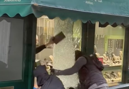 Toko Perhiasan Dirampok Dua Pria Bertopeng Hanya  Dalam 30 Detik