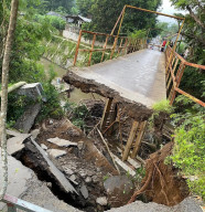 Jembatan Ambrol di Bungkal Ponorogo, Dua Pengendara Motor Jadi Korban