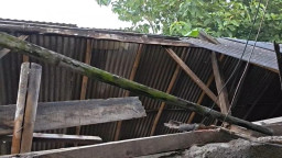 Dampak Gempa Pacitan, Atap Gudang Warga di Ponorogo Ambrol