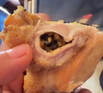 Viral! Lauk Ayam MBG Masih Ada Temboloknya yang Kotor