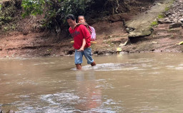 Miris!, Warga Satu Dukuh di Jambon Ponorogo Terisolasi 20 Tahun Akibat Tak Ada Jembatan