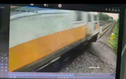 Detik-Detik Pria di Madiun Tertabrak KA Jayakarta, Berdiri di Antara Rel Terekam CCTV