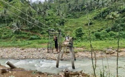 Ironis! Warga Ngrayun Ponorogo Bergelantungan Seberangi Sungai, Pemkab Tutup Mata Jembatan Ambrol 