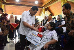 Gubernur Khofifah Salurkan Bansos Rp3,016 Miliar, Bupati Subandi Pastikan Tepat Sasaran