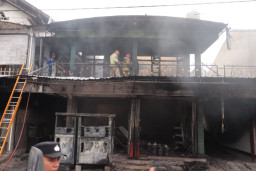 Ruko Kelontong Ludes Terbakar, Diduga Korsleting Mesin Pertamini, Kerugian Capai Rp1 Miliar