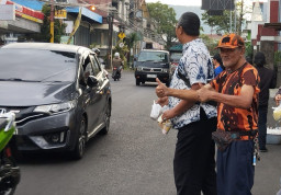 Aksi Luar Biasa BKPB PP Kota Batu, Bagikan 1000 Takjil Gratis kepada Para Pengguna Jalan